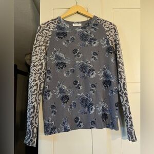 Equipment Femme cashmere sweater, gray blue floral front, snake sleeves, size S